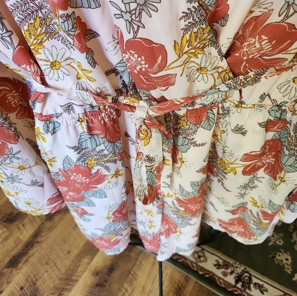 Lulu's Bell Sleeve Floral Cross Front Closure Sz. M Romper - Picture 4 of 12